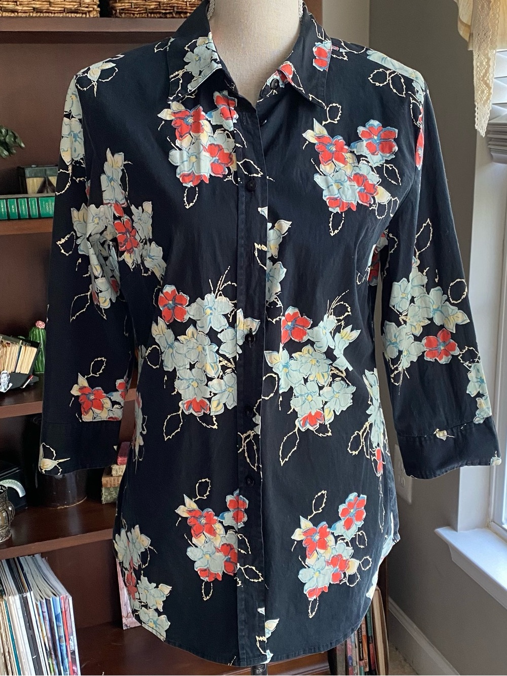 Neiman Marcus 4U - Black Floral Button-Down Shirt – Red & Cream Accent Womans M